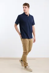 Remera manga corta verde con cuello polo y tapeta con botones.