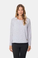 Blusa de manga larga con estampado floral sobre fondo blanco, ajuste cómodo y clásico.