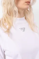 Remera negra de manga corta, cuello alto y logo plateado en el pecho.