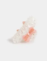 Broche para el pelo color blanco con apliques de strass y un moño color salmón.