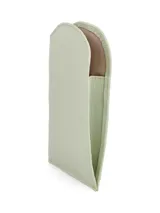 Estuche plateado con textura de cuero y cierre superior.