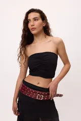 Top strapless negro con frunce en el frente y en la espalda.