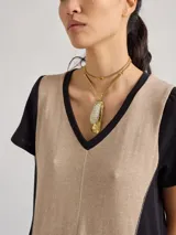 Vestido largo rojo de tejido de punto, con cuello en V y mangas cortas. Presenta costuras verticales a lo largo del vestido.