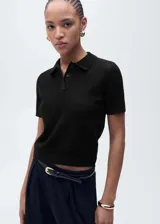 Jersey negro de punto calado con cuello polo y cierre de botones.