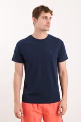 Remera negra de manga corta con cuello redondo y logo pequeño bordado en el pecho.