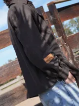 Camisa azul marino de lana, de corte clásico y atemporal, con cuello de piel sintética azul.