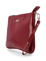 Cartera de mano color rojo charol, con correa corta desmontable y cierre superior con cremallera.