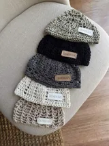 Gorro tipo casquete tejido a mano en crochet con hilo de algodón y lurex.