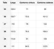 Pantalón jean acampanado color blanco, con cintura alta y cierre frontal con cordones.