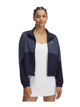 Campera deportiva Under Armour Rival Woven para mujer, color lila y blanco, con cierre frontal, cuello alto y logo bordado en el pecho.