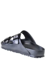 Sandalias Birkenstock Arizona, color gris antracita metalizado, fabricadas en goma EVA, con dos correas ajustables con hebillas y plantilla anatómica.