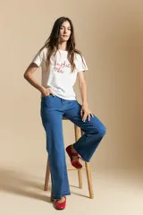 Jean wide leg de tiro medio confeccionado en denim color azul, con bolsillos delanteros de parche y ruedo deshilachado.