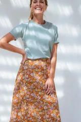 Falda larga evasé a la cintura con cierre lateral y volado, diseñada para un look sofisticado.