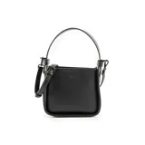 Cartera bandolera negra de cuero sintético con textura granulada. Tiene forma cuadrada, asa corta fija y correa larga regulable y extraíble. El acceso es con cierre y tiene un bolsillo interno abierto.