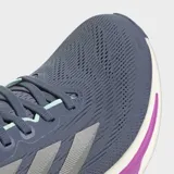 Championes de running Adidas Supernova Rise 2, color azul con detalles en plateado, lila y verde agua.