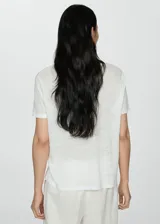 Camiseta blanca de corte clásico, con escote en V y mangas cortas.