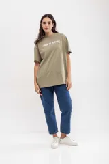 Remera oversize color verde, de corte suelto y estilo casual.