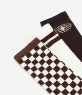 Kit de tres pares de medias de caña larga confeccionadas en algodón. Un par es blanco con dos rayas marrones en la parte superior, otro par tiene un patrón de cuadros blancos y marrones, y el tercer par es marrón liso con un logo bordado en la parte superior.