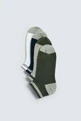 Pack de cuatro pares de calcetines tobilleros tejidos en hilatura con mezcla de algodón y acabado en rib. Incluye un par blanco con rayas azules, un par azul marino con puntera y talón gris, un par gris con puntera y talón gris, y un par verde oscuro con puntera y talón gris.