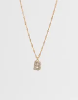 Cadena dorada con dije de la letra B cubierto de strass.