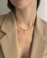 Gargantilla de cristalitos facetados color amarillo con dije de punto de luz blanco.