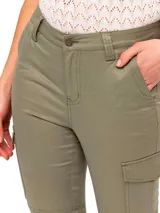 Pantalón skinny cargo color verde oliva, con bolsillos laterales y tiro medio.