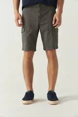 Bermuda cargo color beige para hombre, con logo en grifa metálica y pasa cinto.