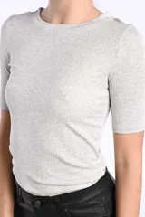 Remera gris de viscosa con elastano, corte ajustado y mangas cortas.