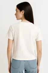 Remera negra de algodón con cuello redondo y estampado de estilo vintage con imágenes de carteles y textos relacionados con el mundo del rodeo.