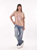 Remera blanca de algodón con estampado de limones y texto en azul.