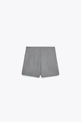 Falda pantalón gris de tiro alto con cierre lateral oculto.