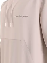 Buzo con capucha Calvin Klein Jeans color rosa claro, con cordones ajustables, bolsillo tipo canguro y logo estampado en el pecho.