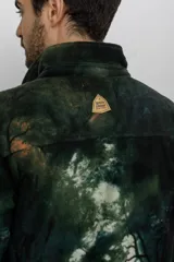 Camisa de franela escocesa con cuello, cierre frontal con botones, dos bolsillos con solapa abotonada en el pecho y corte recto.