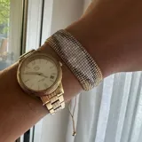 Pulsera ajustable elaborada con cuentas de vidrio de la técnica Miyuki, que destaca por su rica variedad de colores y acabados perfeccionados.