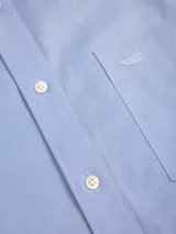 Camisa celeste de manga larga marca Rockford, modelo Cityscape. Confeccionada en algodón y poliéster, con cuello abotonado, bolsillo en el pecho con logo bordado y tecnología WOR (Water Oil Repellent).