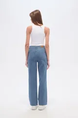 Pantalón de jean azul con rayas verticales, corte recto y tiro alto.