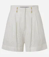 Short corto de laise de algodón con cintura fija, trabillas con abalorios, cierre tradicional, pliegues y estampa floral.