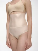 Bombacha tiro alto color beige, con refuerzo de algodón.