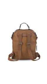 Mochila color verde oliva de símil cuero con textura. Tiene doble cierre superior, dos bolsillos frontales con cierre metálico, asa de mano rígida y correas de galón regulables.