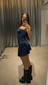 Vestido corto strapless color azul marino, ajustado al cuerpo.