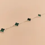 Pulsera de plata 925 con dijes de trébol de cuatro hojas rellenos de malaquita.