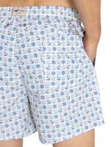 Short de baño celeste con estampado de caballitos de mar rosados. Tiene cintura elástica con cordón ajustable, bolsillos laterales y traseros.