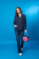 Cárdigan azul marino de cashmere con botones de terciopelo de colores.