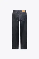 Pantalón de jean azul oscuro, de tiro alto, corte slim fit y bootcut.
