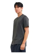 Remera deportiva gris de Under Armour, holgada y ligera, con paneles de malla transpirable y tejido elástico en cuatro direcciones.