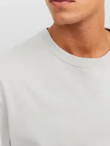 Camiseta gris claro de manga corta y cuello redondo con calce amplio.