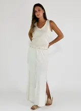 Conjunto color gris topo, compuesto por musculosa con cuello redondo y falda larga con cintura elastizada y cordón ajustable.