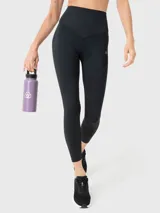 Calza deportiva negra de corte capri, con cintura alta y logo estampado en la pierna.