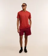 Bermuda deportiva masculina color bordó, con cintura elástica ajustable con cordón y textura perforada.