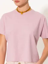 Remera blanca de algodón de corte recto y mangas cortas.